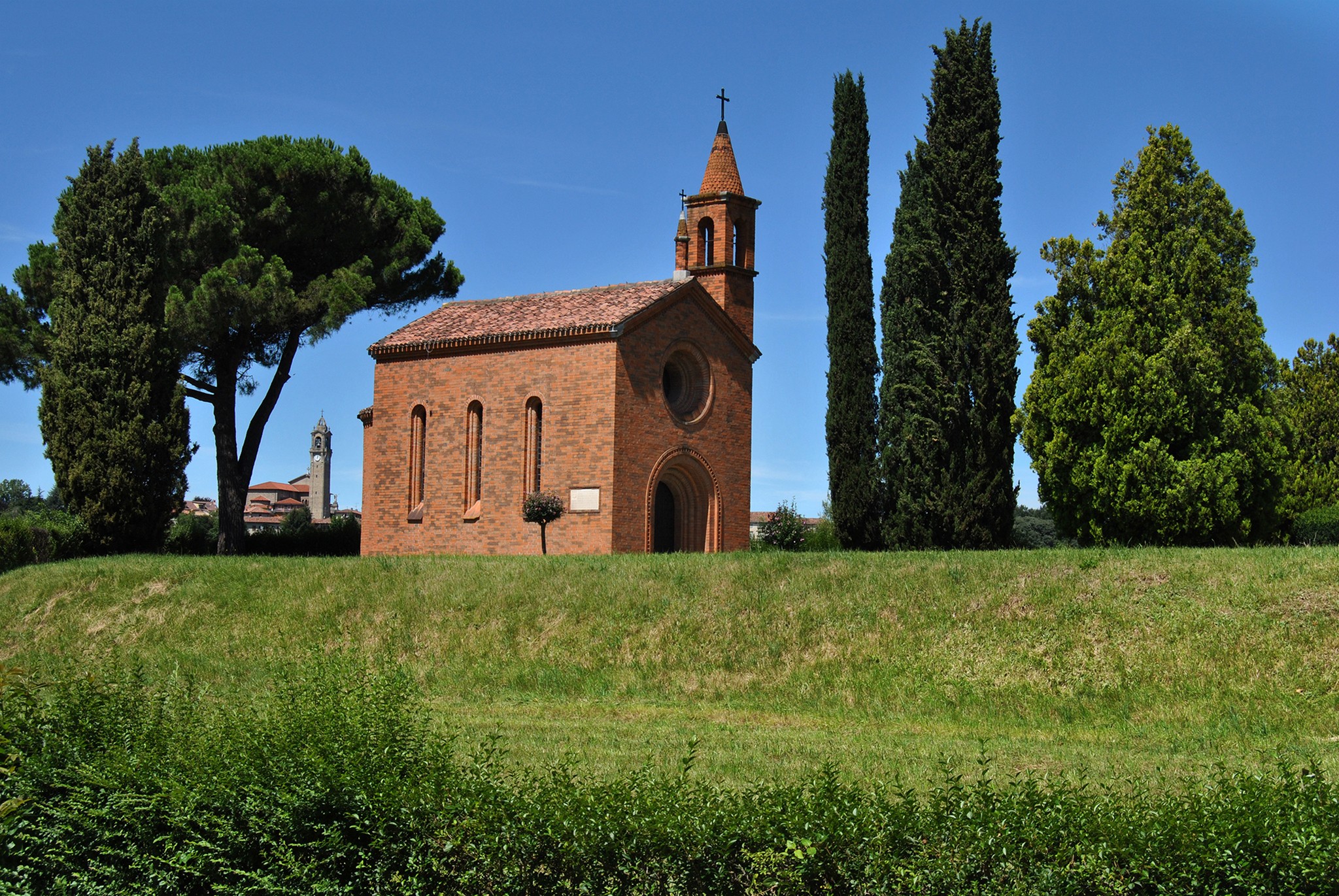 La rossa chiesa di Pomelasca